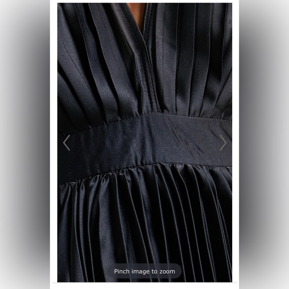 Showpo DELLA MIDI DRESS - PLUNGE NECK SHORT SLEEVE PLEATED DRESS IN BLACK SMALL - Picture 5 of 5